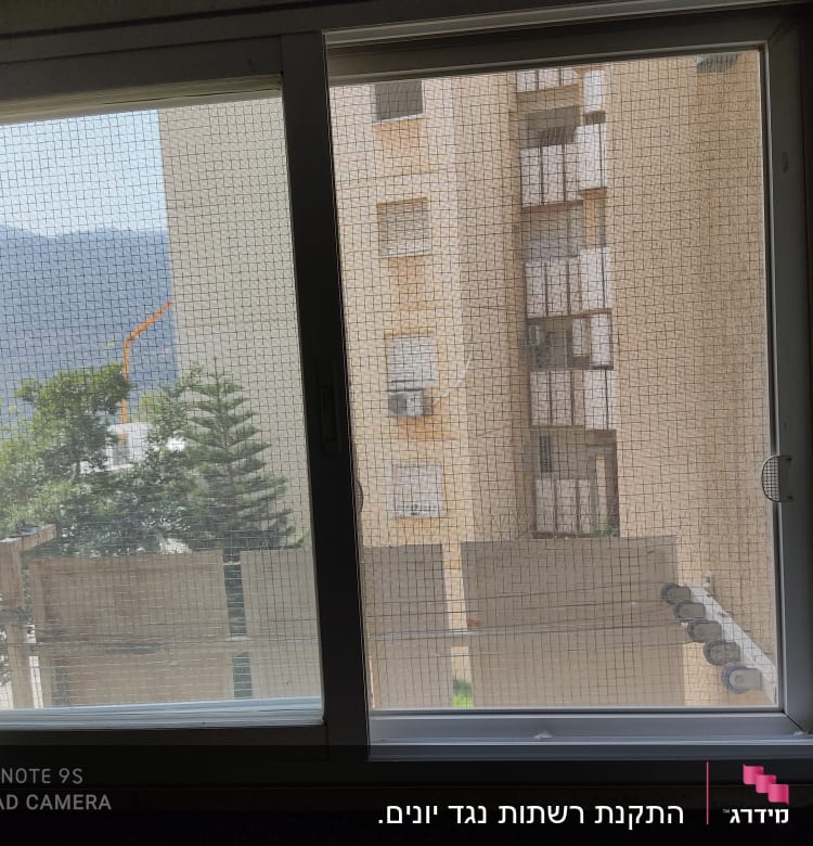 חלון אלומיניום עם רשת נגד יתושים